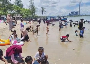 Pantai Ceria Labuan Ramai Dikunjungi Wisatawan, Harga Tiketnya Murah Cuma Rp5.000