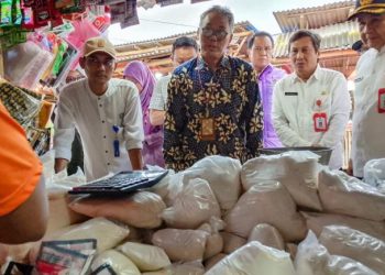 Sekda Kabupaten Tangerang dan Bapanas Monitoring Stok dan Harga Komoditas Pokok di Pasar Kronjo