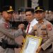 Kapolda Banten Irjen Pol Hengki memberikan penghargaan kepada personel berprestasi