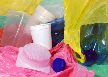 Ilustrasi penggunaan plastik (iStock).
