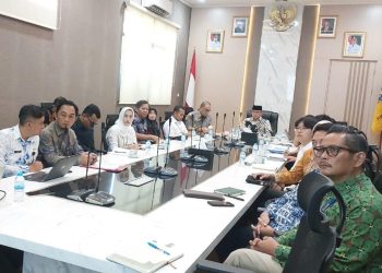 Plt Sekda Kota Cilegon Aziz Setia Ade Putra bersama jajaran dan perwakilan investor Cina saat membahas rencana pembangunan terminal LNG di Ruang Rapat Wali Kota Cilegon, Selasa 21 April 2026.