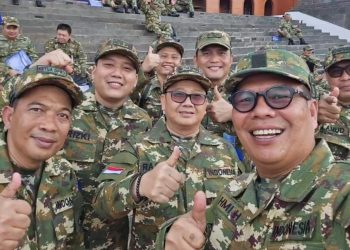 Ketua DPRD Kabupaten Pandeglang Tb Agus Khatibul Umam (paling belakang) berfoto bersama Ketua DPRD Banten Fahmi Hakim saat retret di Akmil Magelang, Jawa Tengah.