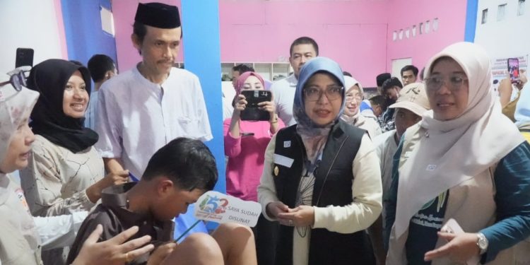 Tingkatkan Derajat Kesehatan, Bupati Pandeglang Pantau Baksos di Labuan