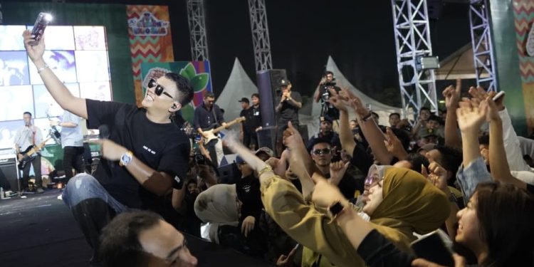 Denny Caknan Guncang Penutupan Cilegon Expo 2026, Puluhan Ribu Warga Padati Alun-Alun Cilegon