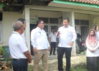 Wakil Bupati Lebak Amir Hamzah saat meninjau Puskesmas Baros, Kecamatan Muncang.