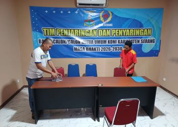 Staf KONI Kabupaten Serang mempersiapkan ruangan yang akan digunakan tim TPP untuk proses pengambilan formulir Balon Ketua KONI Kabupaten Serang