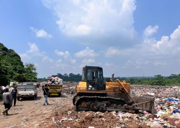 Sebuah alat berat di TPA Bangkonol, Kecamatan Koroncong, Kabupaten Pandeglang sempat idak beroperasi karena kehabisan BBM, Kamis, 16 April 2026.