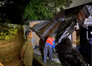 Rumah Teman Kecil Camat Tigaraksa Tangerang Tertimpa Pohon