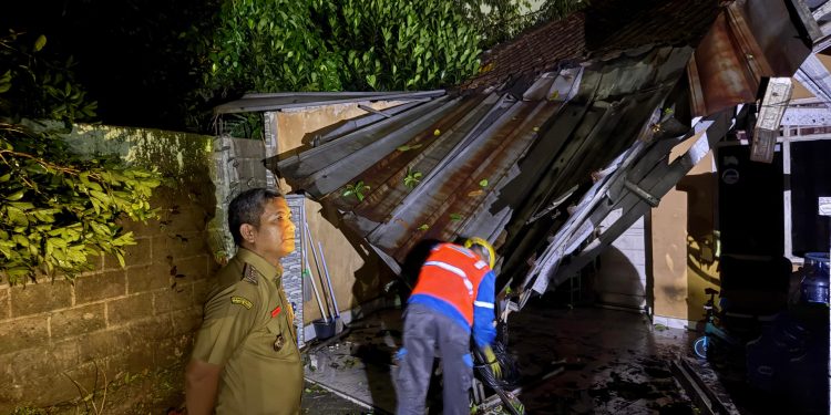 Rumah Teman Kecil Camat Tigaraksa Tangerang Tertimpa Pohon
