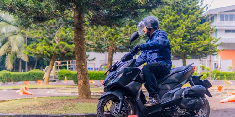 Biar Perjalanan Tetap Happy, Ini Cara Jago Cari Aman di Jalan