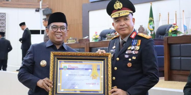 Sukses Amankan Mudik Lebaran 2026, Kapolda Banten Terima Penghargaan dari Gubernur