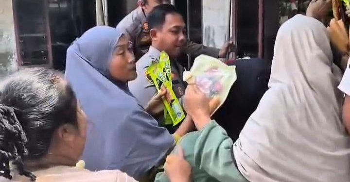 Diserbu Emak-emak di Jawilan, Kapolres Serang Traktir Bakso dan Borong Dagangan Warga