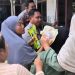 Diserbu Emak-emak di Jawilan, Kapolres Serang Traktir Bakso dan Borong Dagangan Warga