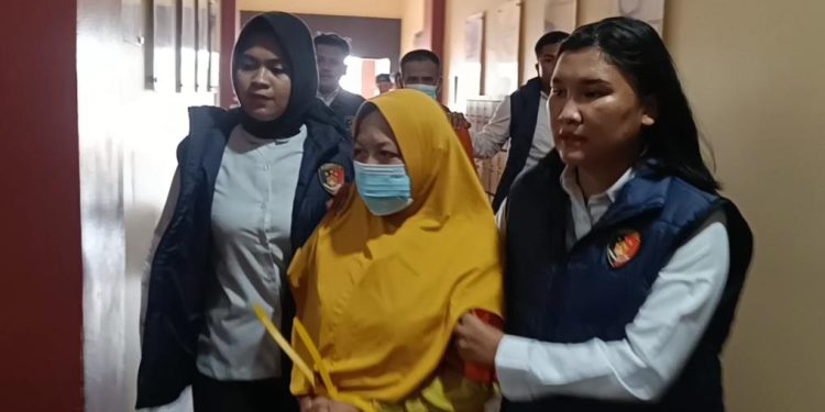 Istri guru silat