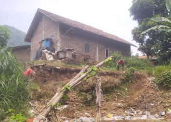 Rumah Warga Nyaris Roboh di Gerem Kagungan Cilegon, Kelurahan Ajukan Pembangunan TPT ke Dinas Terkait