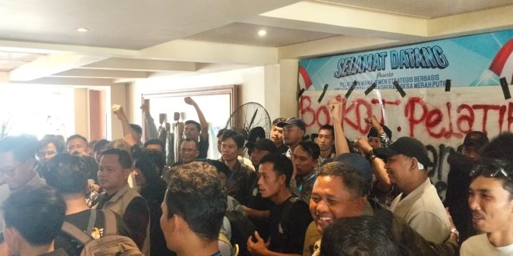 Dinilai Tidak Transparan Gunakan Dana Desa Rp14 Juta, Pelatihan KDMP di Pandeglang Ricuh