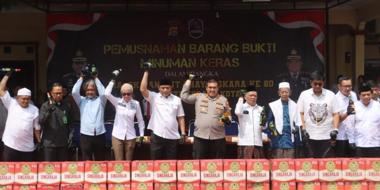 Hari Bhayangkara ke-80, Polresta Serang Kota Musnahkan Ribuan Botol Miras