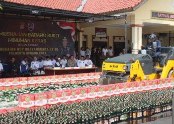 Sambut HUT Bhayangkara ke-80, Polresta Serang Kota Musnahkan 17 Ribu Lebih Botol Miras Ilegal