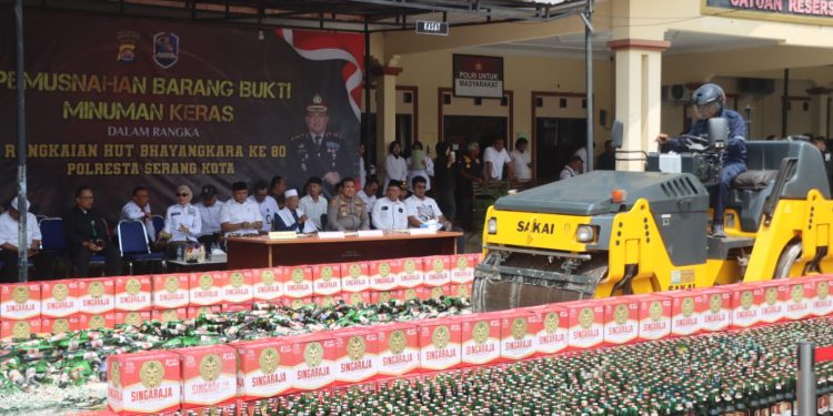 Sambut HUT Bhayangkara ke-80, Polresta Serang Kota Musnahkan 17 Ribu Lebih Botol Miras Ilegal