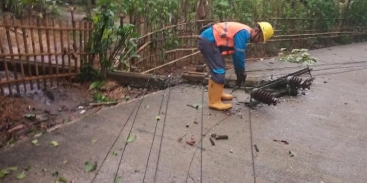 Angin Puting Beliung Terjang Munjul, Tiang Listrik Patah