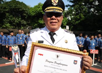 Wali Kota Tangsel, Benyamin Davnie memperlihatkan penghargaan