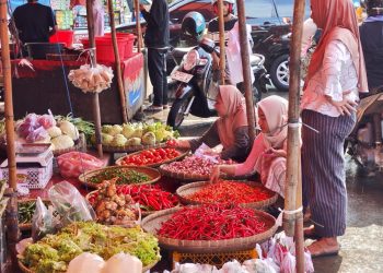 Aktivitas jual beli di Pasar Krangggot, Kota Cilegon.