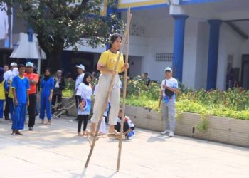 Permainan egrang dilakukan remaja di Stadion Benteng.