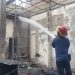 Petugas pemadam kebakaran saat melakukan penyemprotan air di lokasi kebakaran dua unit ruko di Link Kependilan Baru, Kota Cilegon, Kamis 9 April 2026 pagi.