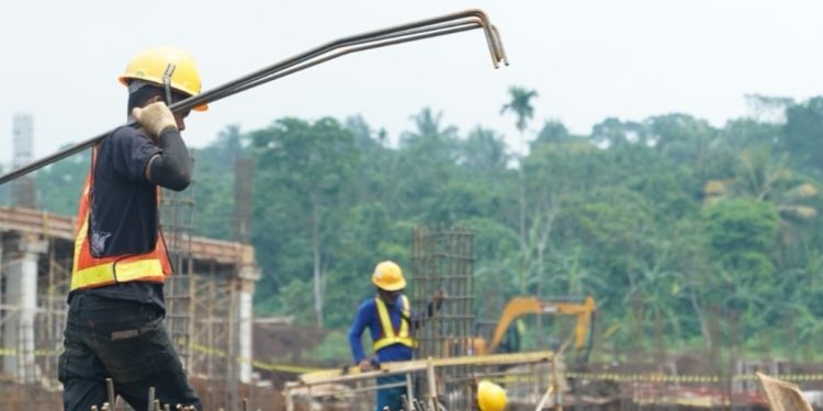 Sejumlah pekerja tengah menyelesaikan pengerjaan proyek Sekolah Rakyat yang berlokasi Desa Koranji, Kecamatan Cadasari, Kabupaten Pandeglang, Kamis, 30 April 2026.
