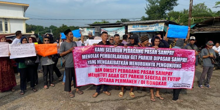 Puluhan pedagang Pasar Tradisional Sampay, Lebak, menggelar aksi unjuk rasa menolak pemberlakuan gate parkir yang dinilai menurunkan omzet dan membahayakan pengunjung.