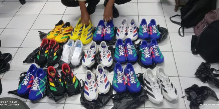 Barang bukti sepatu yang dicuri.