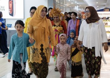 Parade Ibu-ibu di Mall of Serang, Kebaya Menyapa Ruang Modern 