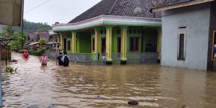 Bencana banjir setinggi 1-1,5 meter melanda Kampung Cikayas, Desa Cikayas, Kabupaten Pandeglang akibat hujan deras semalaman, Kamis, 9 April 2026.