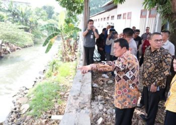 Bupati Tangerang saat meninjau Kali Cirarab yang berada di wilayah Kecamatan Sepatan dan Pasar Kemis, Selasa (21/4/2026)