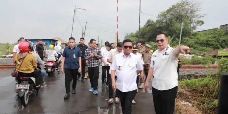 Wali Kota Serang Budi Rustandi dan Gubernur Banten, Andra Soni saat meninjau simpang sebidang di Kaligandu-Unyur.