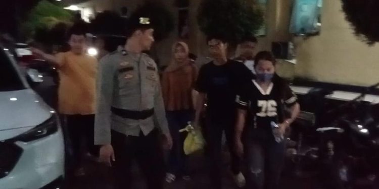 NL saat dibawa ke Mapolres Lebak untuk menjalani pemeriksaan. Foto : Nurandi
