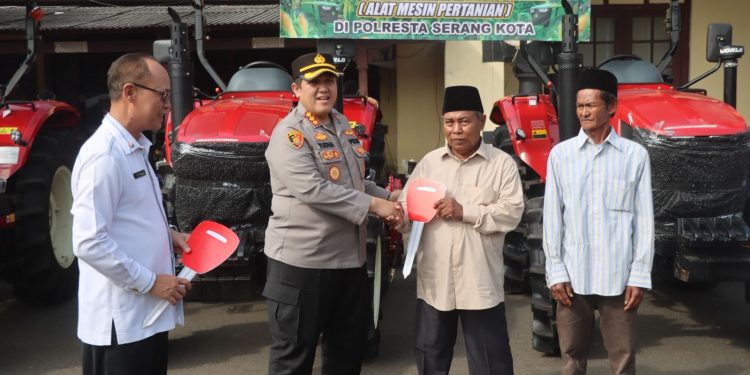 Kapolresta Serang Kota Yudha Satria menyerahkan Alsintan kepada Poktan di Mapolres Serangta Serang Kota, Rabu 6 Mei 2026.