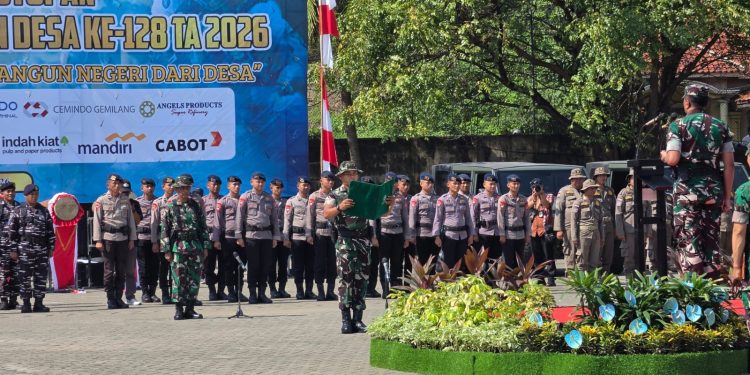 Danrem 064/Maulana Yusuf Brigjen TNI Daru Cahyadi Soeprapto memimpin upacara penutupan TMMD ke-128 Kodim 0623/Cilegon di Lapangan Pelabuhan Indah Kiat, Kota Cilegon, Kamis 21 Mei 2026.