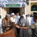 Bupati Pandeglang Raden Dewi Setiani secara simbolis menyerahkan hewan kurban di halaman Masjid Agung Ar Rahman Pandeglang, Rabu, 27 Mei 2026.