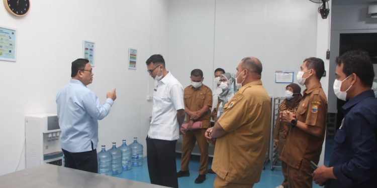 Wakil Bupati Lebak Amir Hamzah saat monitoring dapur SPPG.