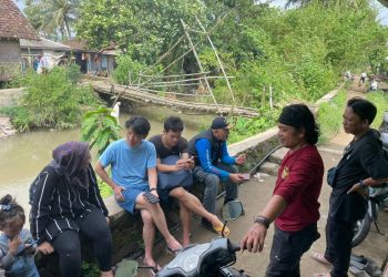 Kunjungan relawan Jepang ke Jembatan Rapuh di Ciseke (Doc Relawan FBN)
