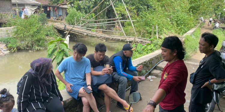 Kunjungan relawan Jepang ke Jembatan Rapuh di Ciseke (Doc Relawan FBN)