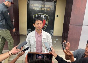 Anggota DPRD Kabupaten Pandeglang Miftahul Farid Sukur yang akrab dipanggil Mas Dewan memberikan keterangan setelah membuat laporan menjadi korban penipuan di Mapolres Pandeglang, Rabu, 6 Mei 2026.