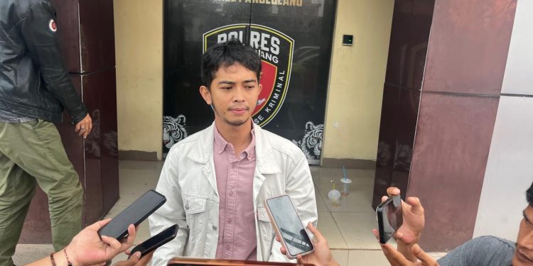 Anggota DPRD Kabupaten Pandeglang Miftahul Farid Sukur yang akrab dipanggil Mas Dewan memberikan keterangan setelah membuat laporan menjadi korban penipuan di Mapolres Pandeglang, Rabu, 6 Mei 2026.