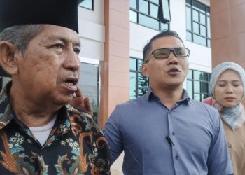Hudaeri, guru SD di kabupaten Serang (kiri) bersama kuasa hukumnya, Hadromi (kanan)
