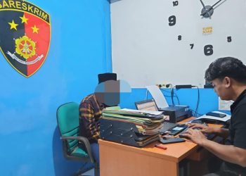 Pelaku ujaran provokatif saat diminta keterangan oleh pihak Polsek Mauk, Minggu 17 Mei 2026.