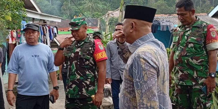 Dandim 0623/Cilegon bersama BAZNAS Kota Cilegon meninjau fasilitas MCK yang dibangun untuk warga Lingkungan Tembulun, Pulomerak, dalam program TMMD ke-128.