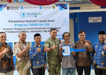Dansatgas TMMD ke-128 Kodim 0623/Cilegon Letkol Inf Imam Buchori menyerahkan kunci rumah layak huni kepada Jamian, warga Lingkungan Jangkar Sukun, Kecamatan Ciwandan, Rabu 20 Mei 2026.