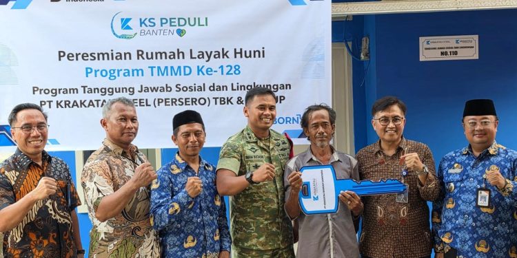 Dansatgas TMMD ke-128 Kodim 0623/Cilegon Letkol Inf Imam Buchori menyerahkan kunci rumah layak huni kepada Jamian, warga Lingkungan Jangkar Sukun, Kecamatan Ciwandan, Rabu 20 Mei 2026.