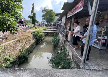 Kali Diduga Tercemar Limbah, Warga Pakupatan hingga Komplek BMS Keluhkan Bau Busuk